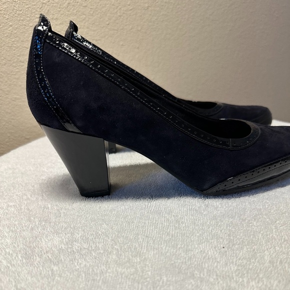 Clarks Artisan Navy Blue Suede Pump Heels, Wingtip toe detail, Size 9.5 New - Picture 2 of 5